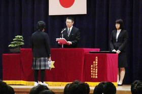 校長先生から卒業生に卒業証書を授与している様子