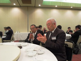 左側に水島建設工業水島社長と右側に水和会川口会長が座っているテーブル