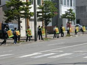 砂川高校生の旗の波