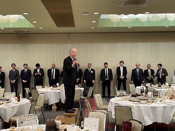 輪の中心でタクトを振るの武田昭二氏