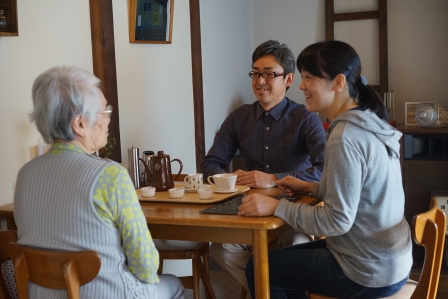 優しい笑顔でお客様を迎える佐々木さんの様子