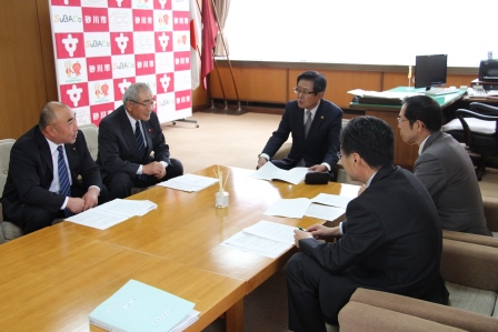 渡辺会長と梶尾職務代理者と意見交換をしている様子