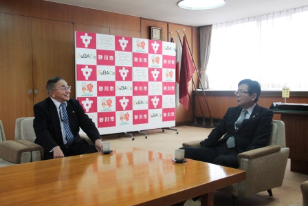 市長と砂川市議会前議長の東英男氏がイスに座り話をしている様子