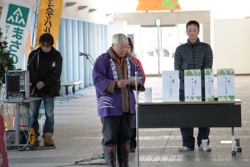 砂川もちつき保存会の堀与一会長が挨拶をしている様子