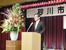 市長が壇上で挨拶をしている様子