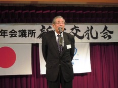 砂川青年会議所シニアクラブ福本会長が締めの乾杯をしている様子