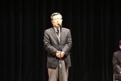 砂川観光協会石家会長が壇上にて来賓あいさつをしている様子