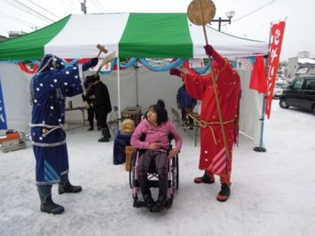 イベント参加者がジャリンバに願いをこめている様子