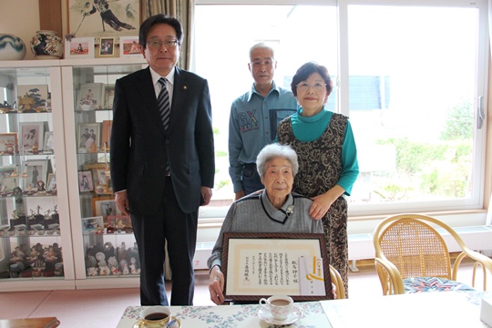 数馬静子さんご家族の皆さんと記念写真