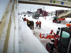 タイヤショベルと人力で除雪する方々の様子