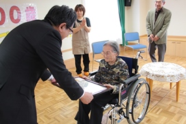 井島さんにお祝いを贈呈しているところ