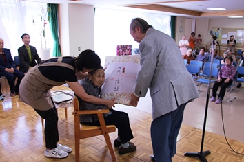 小泉理事長からお祝贈呈