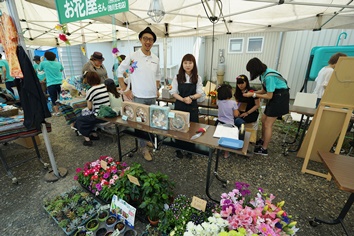 お花屋さん体験ブースで池川花屋の住さん