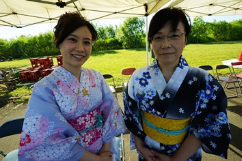 歌手のTomomiさんとお母さん