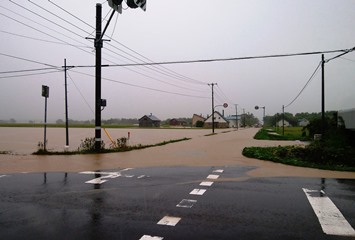 濁流が道路まで溢れ冠水