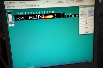 本部席の掲示板操作用パソコン（ホームラン表示）