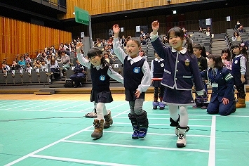 横断歩道の正しい渡り方を学ぶ児童たち