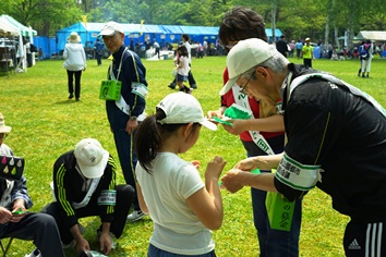 校長会による緑の羽根募金活動