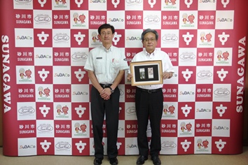 JR砂川駅円馬駅長（左）