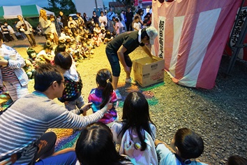 こども盆踊りの景品を待つ子ども達