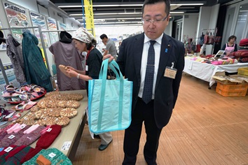 車のエアーバックで造ったエコバック―空知太老人クラブ睦会制作―