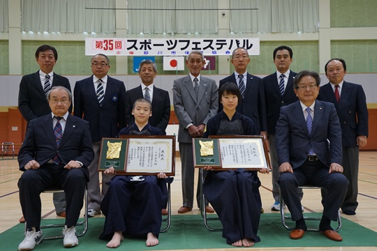 スポーツ奨励賞受賞者と体育協会役員の皆さん