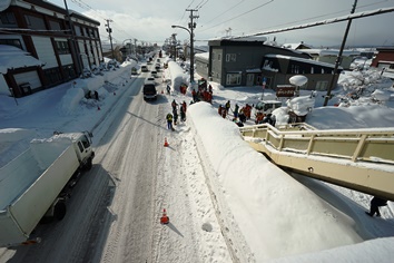 国道12号に堆積した雪山