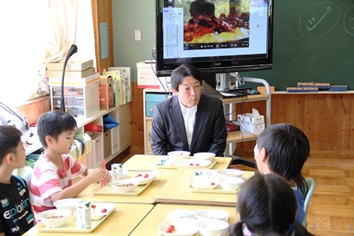 松尾社長と子ども達