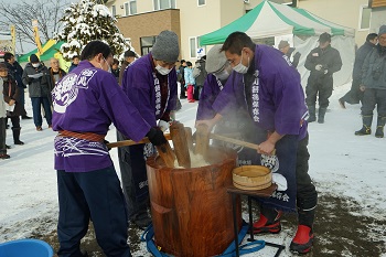 餅つき保存会による餅つき