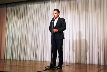 最後の挨拶をする副委員長の浅野貴博道議