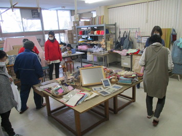 きれいに陳列されたつむぎの家の作品