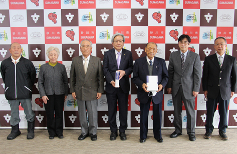 写真左から田中幸作委員、中寺礼子委員、廣瀬清副委員長、市長、小関敞委員長、其田勝則委員、畠山尚之委員