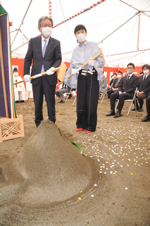 今井会長とともに鍬入れ