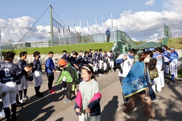 最後はファンを選手がお見送り