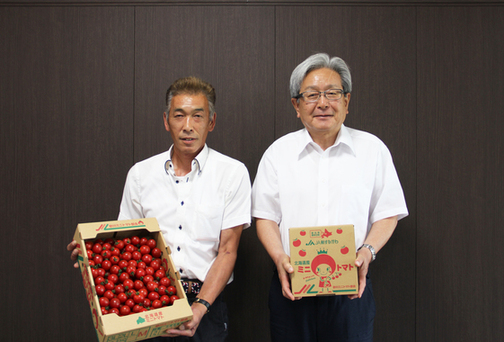 今年もミニトマトを持って関尾会長（写真左）が市長室に