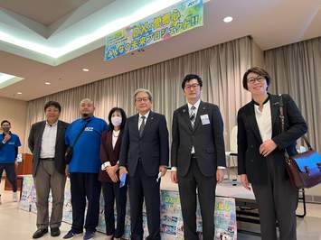 写真左から多比良市議、平尾前々理事長、水島議長、市長、櫻井理事長、植村道議