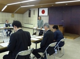 会議室で計画を協議する様子