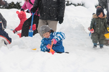 ちびっ子の雪遊び