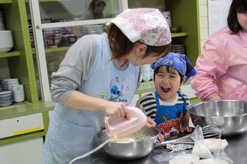 親子一緒にお菓子を作りました