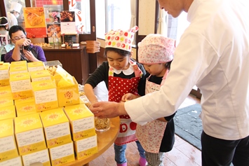 お店のお菓子を試食