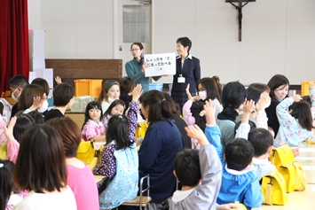 クイズに元気よく手を挙げる子どもたち