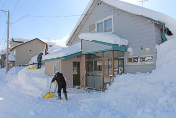 玄関前をきれいに除雪